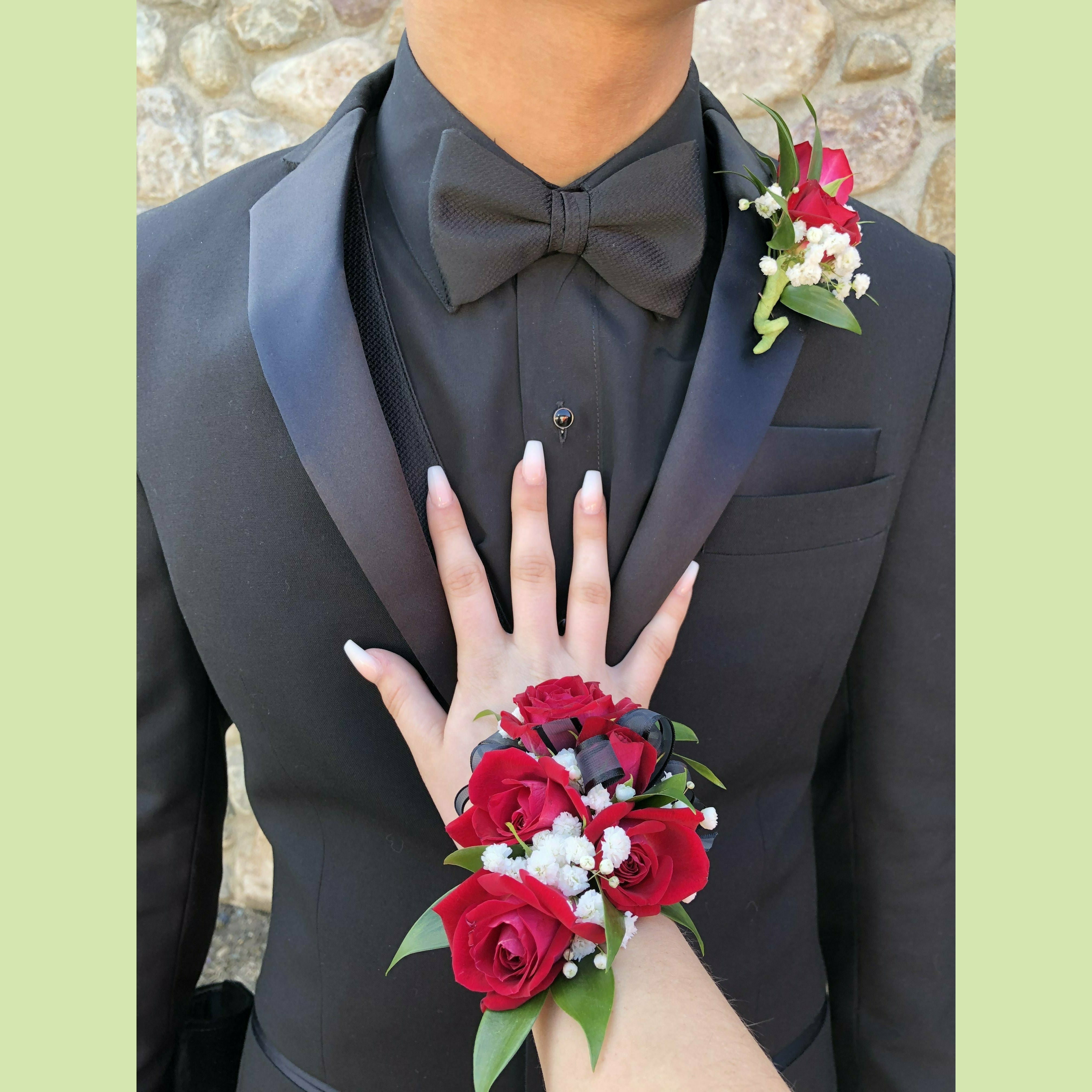 sang Tilskud brud Red Rose Corsage and Boutonnière – NE Flower Boutique